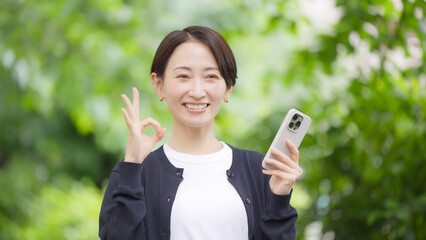 女性　スマートフォン　スマホ