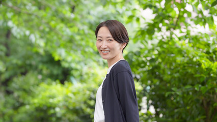 女性　新緑　緑　笑顔