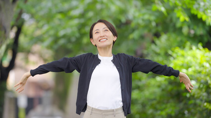 女性　新緑　緑　ストレッチ