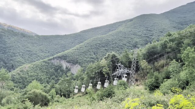 Cabinovia di montagna in movimento