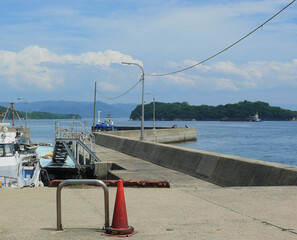 A breakwater that forms the entrance of the port located on the shore of the Inland Sea of Japan.
The lighthouse at the end of it indicates the entrance at night.