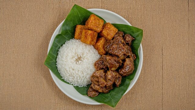 During Ramadan, people often break their fast with Ketupat Palas, rendang made of beef and chicken, and serunding