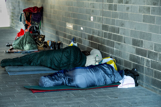 Obdachlose schlafen unter einer Br&uuml;cke
