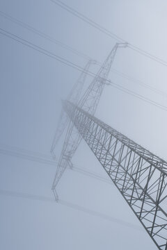 Mast einer 380kV H&ouml;chstspannungsleitung im Nebel