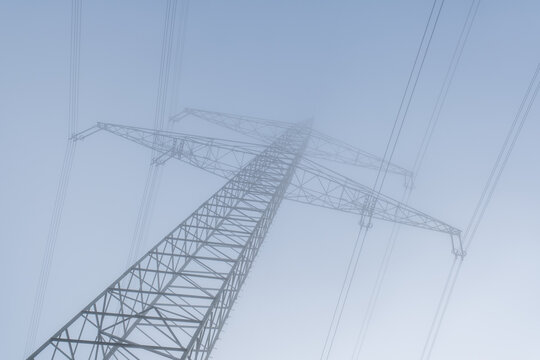 H&ouml;chstspannungsmast im Nebel