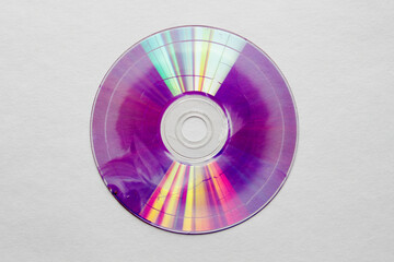 二つに割ったDVDディスクの記録層が無い片方