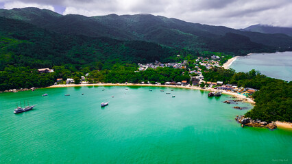 Praia dos Ganchos Escuna Ilha Passeio Tur&iacute;stico Mar Areia Azul Tranquilidade Natureza Paisagem Belezas Naturais Barco Navega&ccedil;&atilde;o Turismo N&aacute;utico Costa Vegeta&ccedil;&atilde;o Nativa C&eacute;u Limpo Sol Ver&atilde;o Refresco