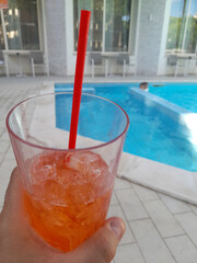 Fare un aperitivo con un cocktail a bordo piscina con la propria famiglia	