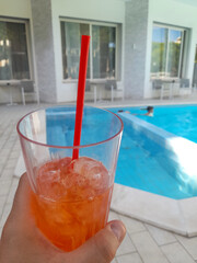 Fare un aperitivo con un cocktail a bordo piscina con la propria famiglia	