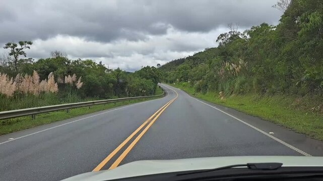 A paisagem rural do vale do ribeira, estado de S&atilde;o Paulo, Brasil, em um dia nublado, vista de dentro do carro, durante uma viagem