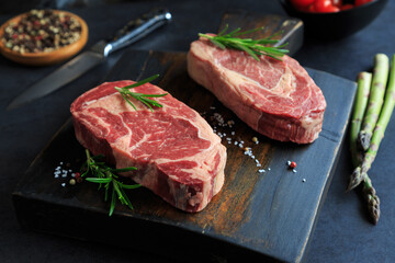 entrecote steak auf holzbrett