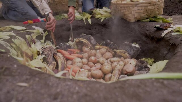 Proceso tradicional de preparaci&oacute;n de alimentos bajo tierra llamado Pachamaca, gastronom&iacute;a ex&oacute;tica en Otavalo, Ecuador 