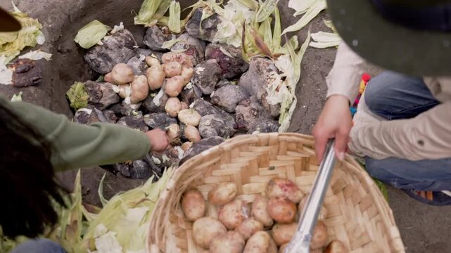 Proceso tradicional de preparaci&oacute;n de alimentos bajo tierra llamado Pachamaca, gastronom&iacute;a ex&oacute;tica en Otavalo, Ecuador 