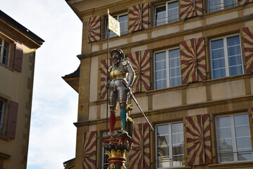 Obraz premium Place médiévale avec statue à Neuchâtel. Suisse