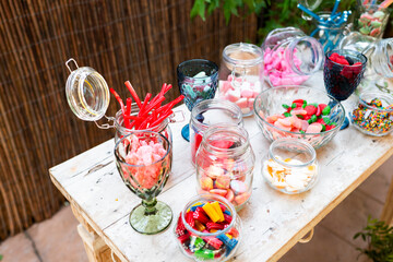 Gominolas, dulces y chucherías de un candy bar, en una boda. Regalices, ladrillos, ositos, 