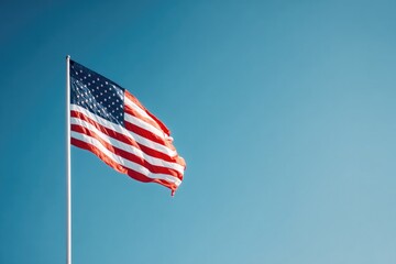 Naklejka premium minimalistic composition with american flag against clear blue sky