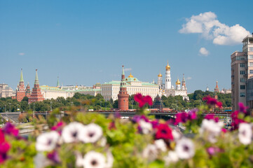 Obraz premium View on Moscow Kremlin and Cathedral of the Annunciation with blurred flowers in sunny summer day