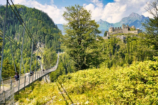 Blick &uuml;ber das Tal der Fernpassstra&szlig;e und die H&auml;ngebr&uuml;cke Highline179 auf die Ruine der Festung Ehrenberg