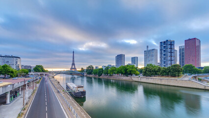 Obraz premium Eiffel Tower sunrise timelapse with boats on Seine river and in Paris, France.