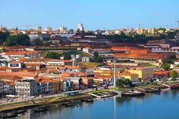 Fototapeta premium Vila Nova de Gaia in the morning sun