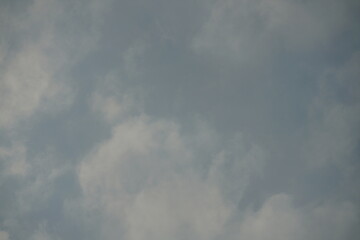 Bedeckter, bewölkter Himmel mit reichhaltiger Struktur