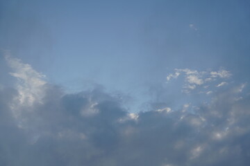 Luftig leichter Wolken Himmel nach einem Regen zur Sommerzeit