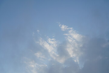 Luftig leichter Wolken Himmel nach einem Regen zur Sommerzeit