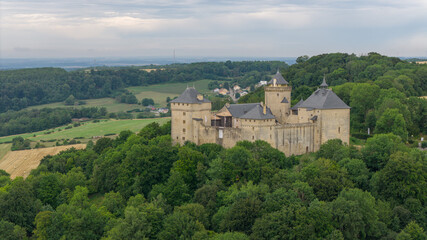 Fototapeta premium Le château de Malbrouck, sur les hauteurs du village de Manderen en Moselle, région Lorraine