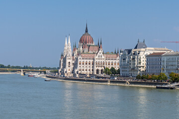Obraz premium Hungarian Parliament Building and Danube River in Daylight