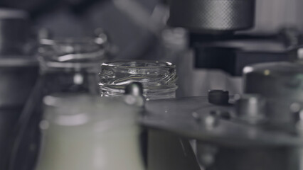 Automatic machine capping glass bottles on