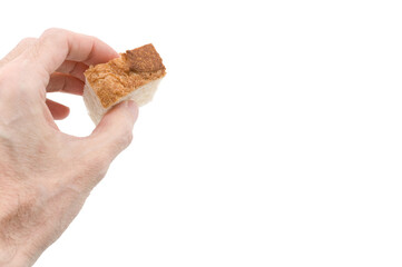 primo piano di una mano che regge tra le dita un pezzo di pane isolato su sfondo bianco o...