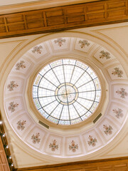 Obraz premium Stunning architectural detail of a circular stained glass dome in an elegant building