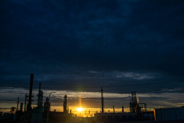 Obraz premium Sunset silhouettes at oil refinery Detroit Michigan 