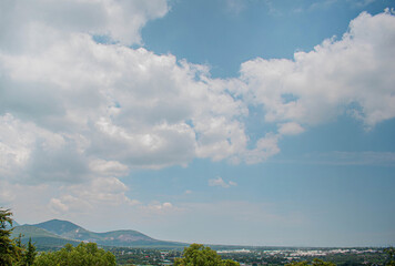 Paisaje de el cielo con hermosas nubes y la localidad de apaxco en el fondo con montañas
