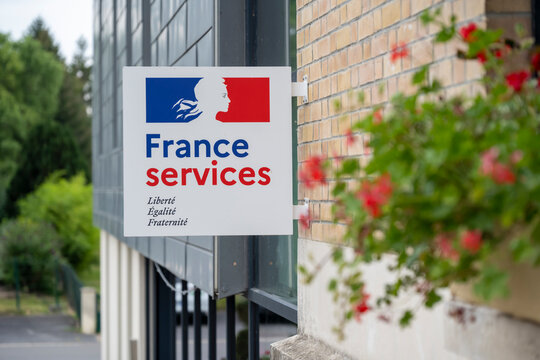 panneau france service sur le mur d'une mairie, services publics