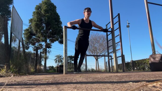 homem faz atividade f&iacute;sica ao ar livre