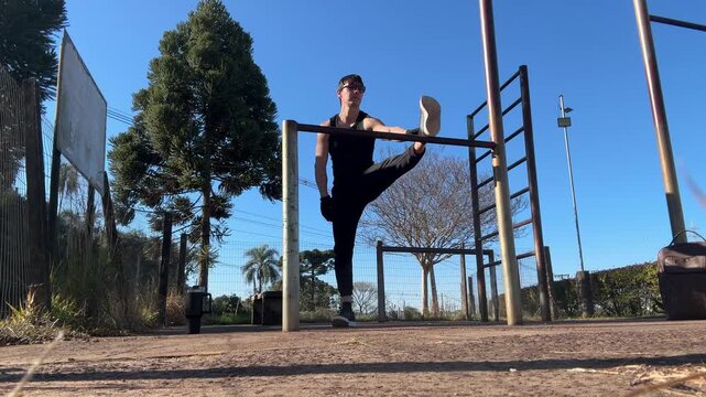 homem faz atividade f&iacute;sica ao ar livre