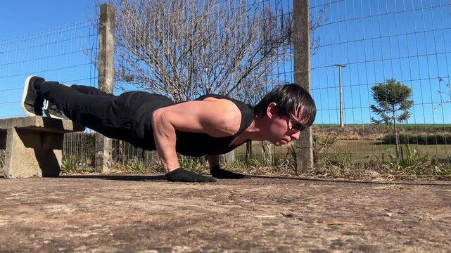 homem faz atividade f&iacute;sica ao ar livre