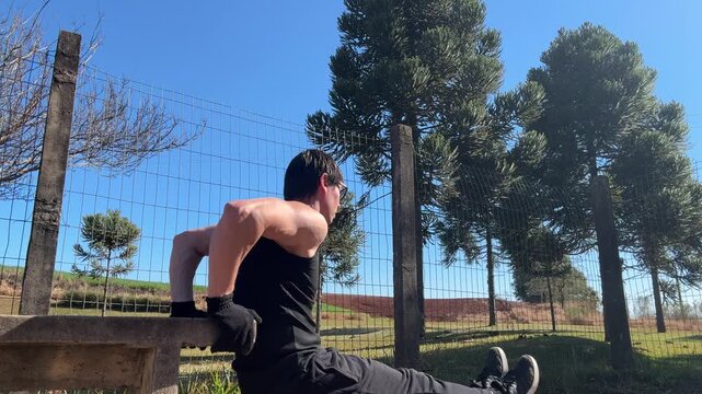 homem faz atividade f&iacute;sica ao ar livre