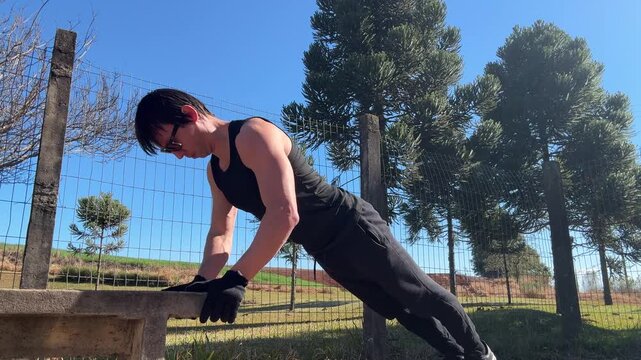 homem faz atividade f&iacute;sica ao ar livre