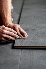 Handwerker misst Holzdielen für Bodenverlegung