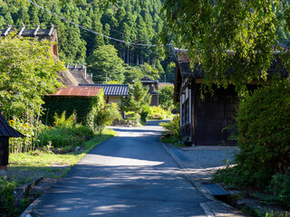 美山かやぶきの里の通り沿いの風景