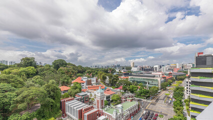 Obraz premium Street traffic near the fire station of Singapore aerial timelapse.