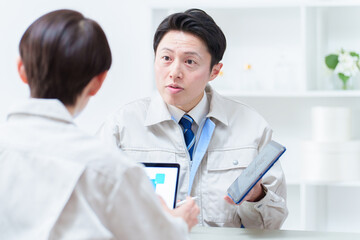 事務所で打ち合わせをするエンジニア