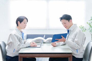 事務所で打ち合わせをするエンジニア