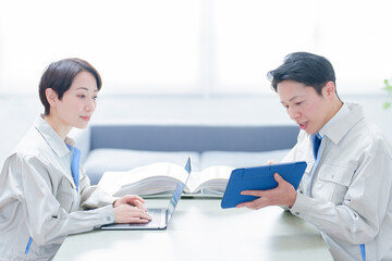 事務所で打ち合わせをするエンジニア