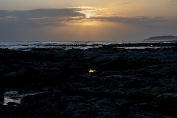御前崎海岸の鬼の洗濯岩と夕日の風景（静岡県・日本） / Oni no Sentakuiwa Rocks and Sunset at Omaezaki Coast, Shizuoka, Japan