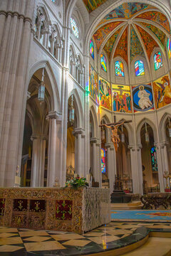 Hermosa fotograf&iacute;a tomada en el interior de la Almudena en Madrid, Espa&ntilde;a.