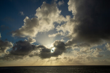 Fototapeta premium 夏の奄美大島の空。積乱雲。夏雲。光。