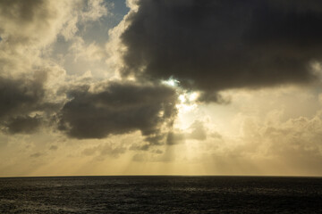 夏の奄美大島の空。積乱雲。夏雲。光。